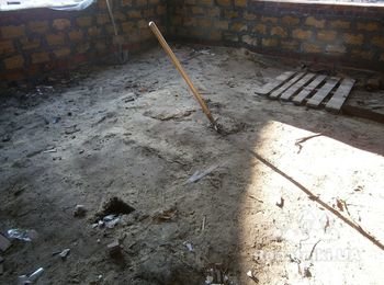 Выемка грунта в частном доме перед заливкой бетонного пола