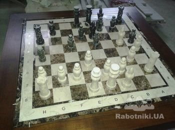 Резные шахматные фигуры из мрамора и мраморная шахматная доска (больших размеров)
