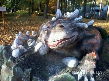 садовая скульптура изготовлена из бетона (вылеплена вручную!) Для Киевского Зоопарка, детская площадка "Парк Юрского периода"
самка Еполоцефала на гнезде.- 40 000 грн.