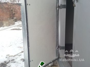 Входная дверь в холодильное помещение