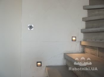 точечные светильники на лестнице