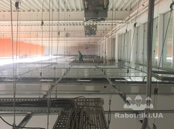 монтаж креплений подвесного потолка грильятто