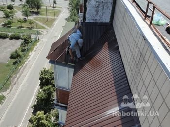 Монтаж скотной крыши из профлиста над балконом