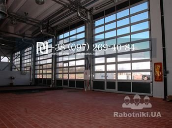 панорамные стеклянные секционные ворота для промышленных проемов