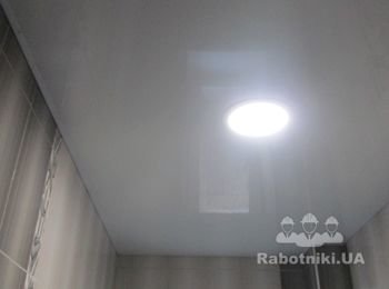 потолок пластик и фонарь