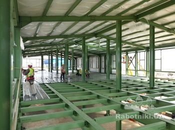 Монтаж металлоконструкций и неспешной опалубки для заливки бетонного армированного перекрытия двухэтажного офиса управления фабрики