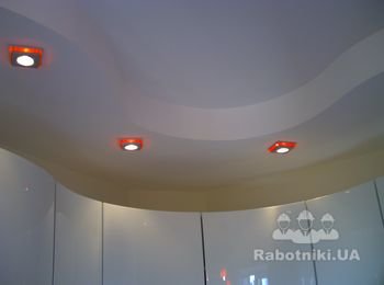 Фигурный потолок, повторяющий контуры кухонного шкафа.
