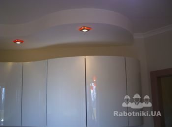 Фигурный потолок, повторяющий контуры кухонного шкафа.
