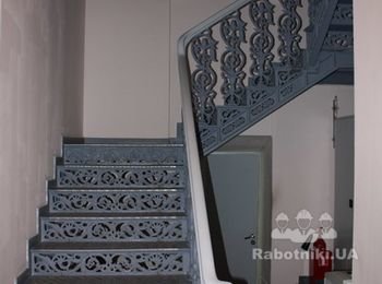 Кованая лестница с металлическими ступенями