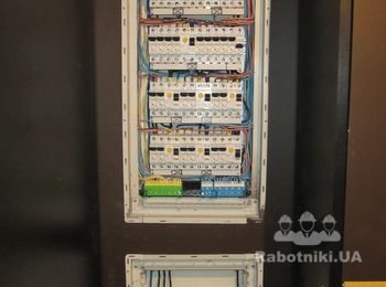 Внутренний вид электрического щита на 48 модулей, смонтированного для электроснабжения 4-х комнатной квартиры; 
Данный электрический щит, собран на базе продукции компании Eaton (Германия);