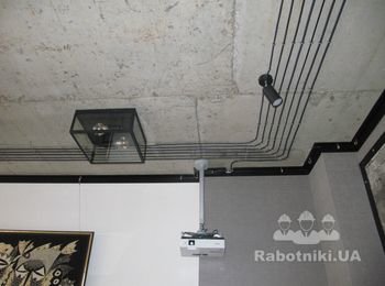 Прокладка кабеля по бетонному потолку вскрытому лаком, установка и подключение приборов освещения и проектора;