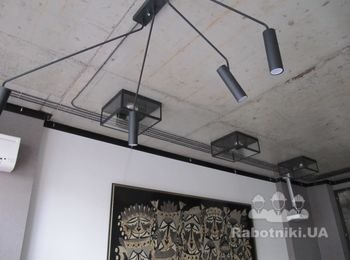 Прокладка кабеля по бетонному потолку вскрытому лаком, установка и подключение приборов освещения;