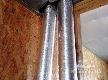 Вентиляционные каналы утеплены и выходят на чердак дома. Воздушные каналы подведены к вытяжным вентиляторам, которые установлены на крыше.