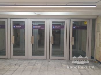 Встановлення алюмінієвих дверей в переході метрополітена