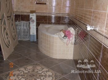 Ванная комната,на полу плитка уложена по диагонали,присутствует фриз из четырёх плиток,ванная обшита гипсом,далее обкладена плиткой 10*10см