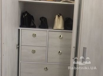Рядом с гардеробом спроектирован шкаф для ремней , выходной обуви, шапок и сумок