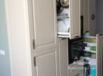 Блок со встроенным холодильником, карго для хранения кастрюль, сковородок, разной посудой, духовкой и микроволновой печью