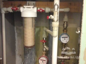 разводка водоснабжения. установка счётчиков горячей и холодной воды