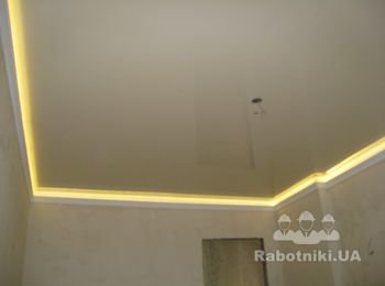 Глянцевый натяжной потолок с LED подсветкой