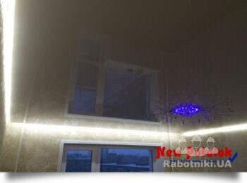 Глянцевый натяжной потолок с подсветкой
