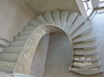 Лестница на внутреннем косоуре с декоративным бортом