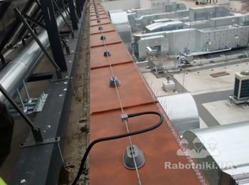 Монтаж громозахисту на даху відпочивального комплексу