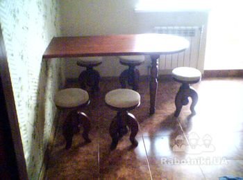 Обеденный столик с табуретками. Материал для изготовления: ольха, покрытие полиуретановый лак с тонировкой древесины.