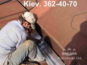 Окончание монтажа водосточного жёлоба.Услуги по установке водостоков, и другие работы по ремонту гаража мы оказываем по всему Киеву по умеренной цене. Телефоны указаны на фото. Звоните! Заказывайте!