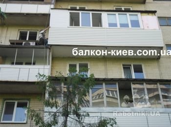 Высотнику приходится нелегко. Мешает плита верхнего соседского балкона. кроме того, нужно не повредить ондулин на крыше балкона "нашего". Помогает опыт, ведь подобный ремонт проведен уже более чем на 90 (!) балконах в Киеве.