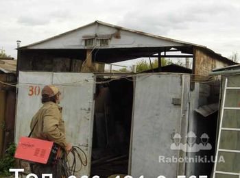 Поднимаем крышу металлического гаража. Киев.
Увеличиваем высоту проёма ворот для того чтобы в гараж свободно мог въехать микроавтобус. Один из этапов подъёма крыши на фото.