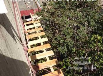 С балкона спустили подвесную площадку для производства работ по утеплению.Такая оснастка позволяет быстро и качественно сделать монтаж пенопласта на балкон и последующие штукатурные работы.
