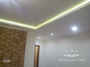 натяжной потолок и ниша с подсветкой