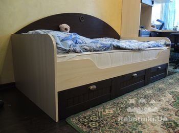 Односпальная кровать с тремя шухлядами