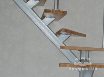 Сварить и установить каркас лестницы