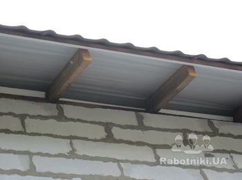 Подшивка крыши и монтаж ливневки для дома